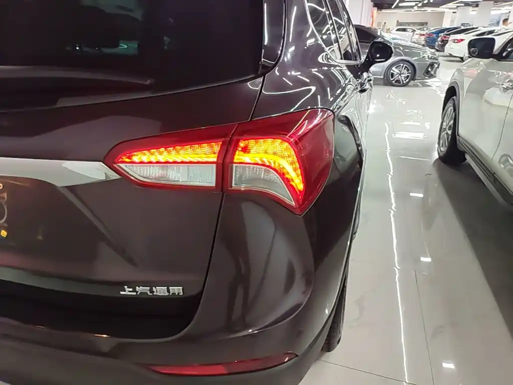 Buick Envision Plus — фото 8