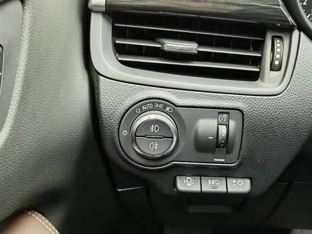 Buick Envision Plus — фото 21