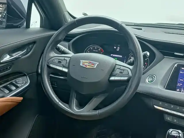 Cadillac XT4 — фото 8