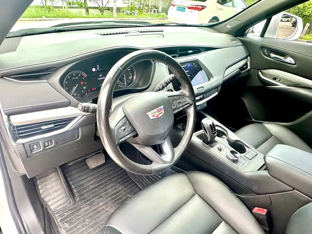 Cadillac XT4 — фото 11