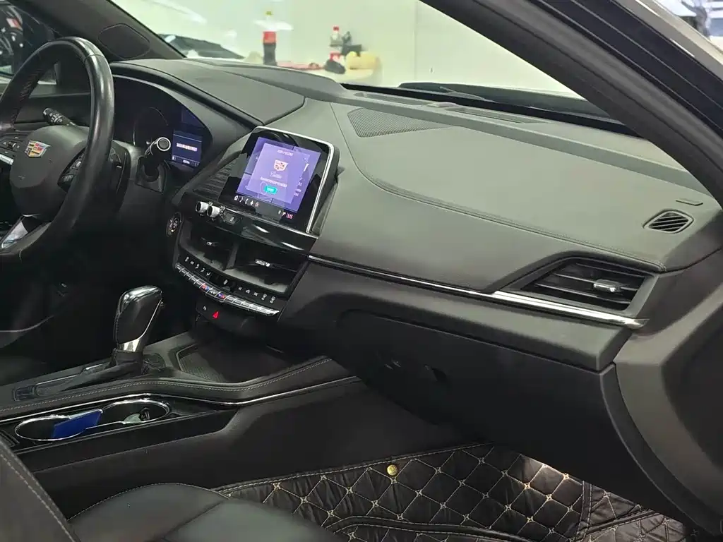 Cadillac CT4 — фото 10