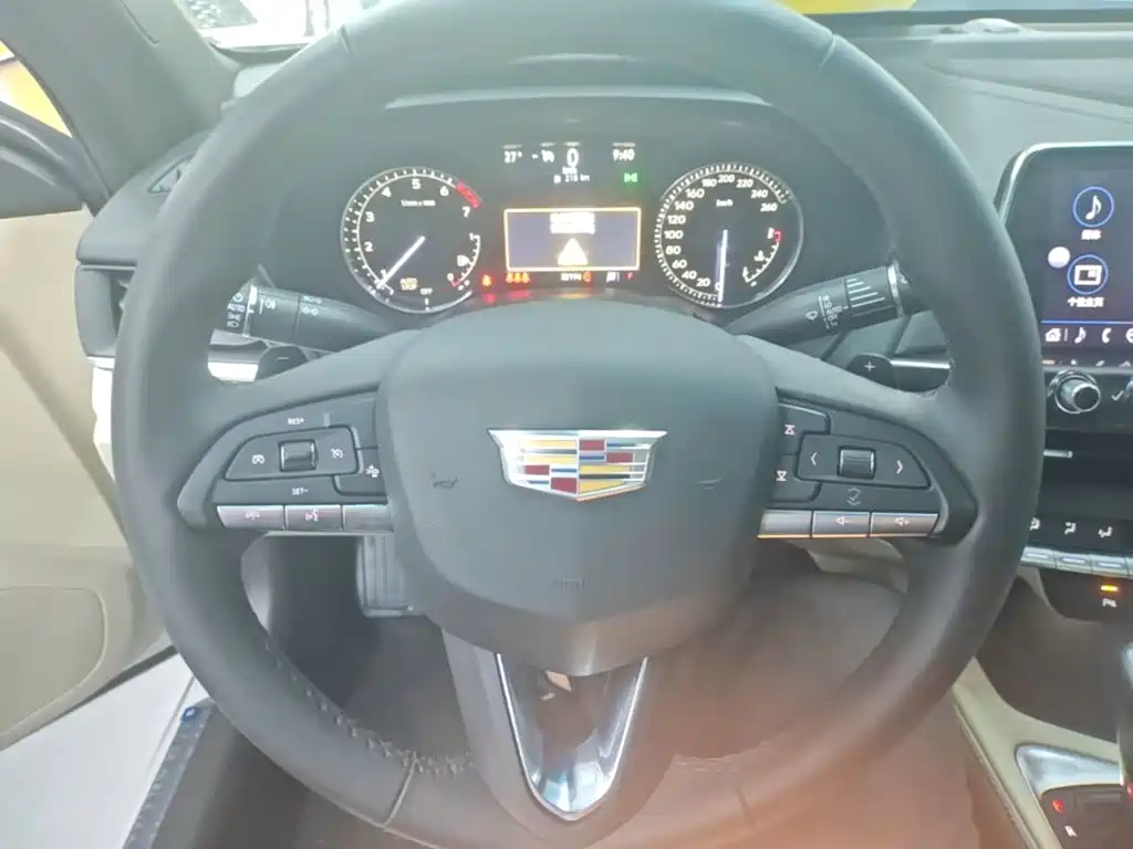 Cadillac CT4 — фото 11