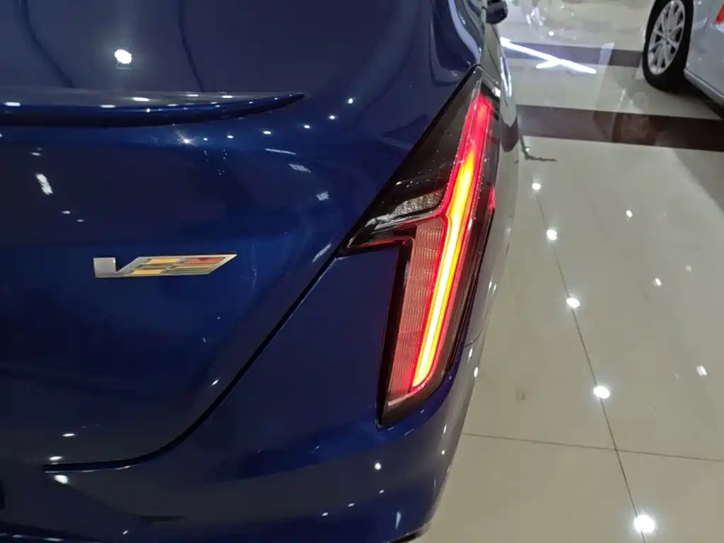 Cadillac CT4 — фото 8