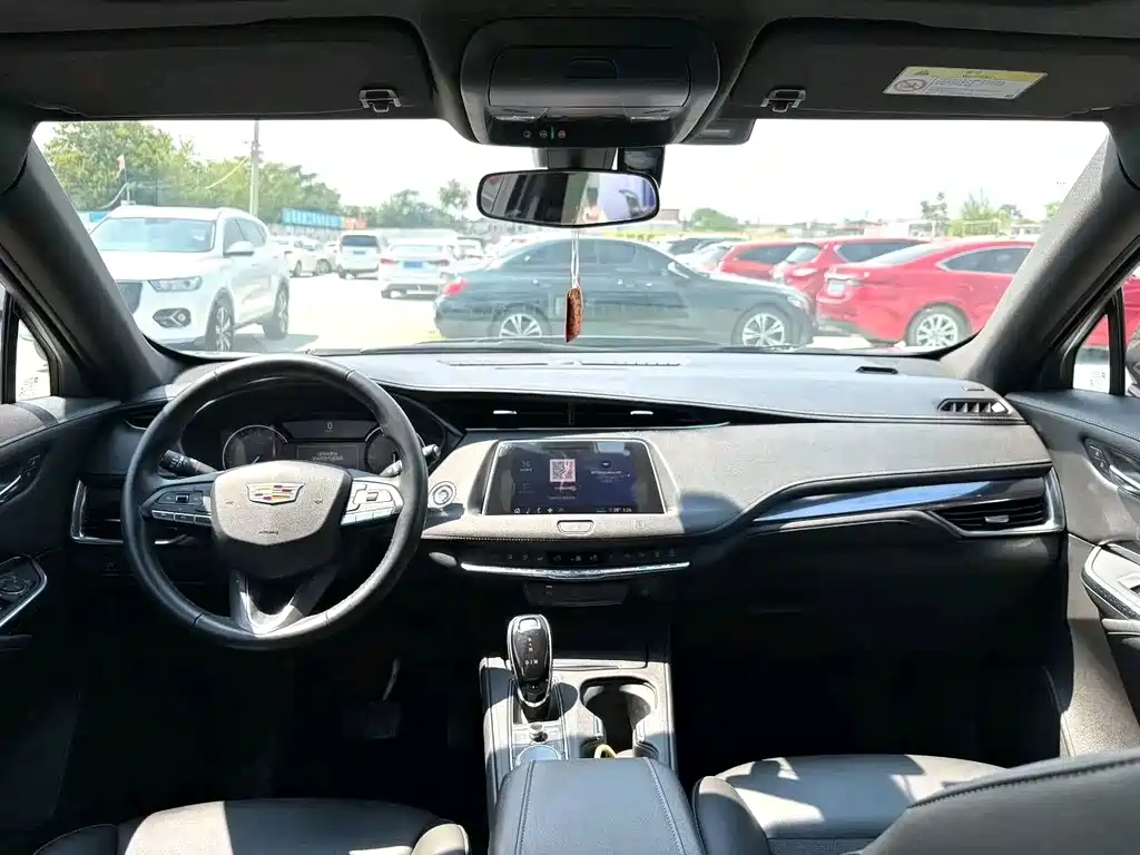 Cadillac XT4 — фото 8