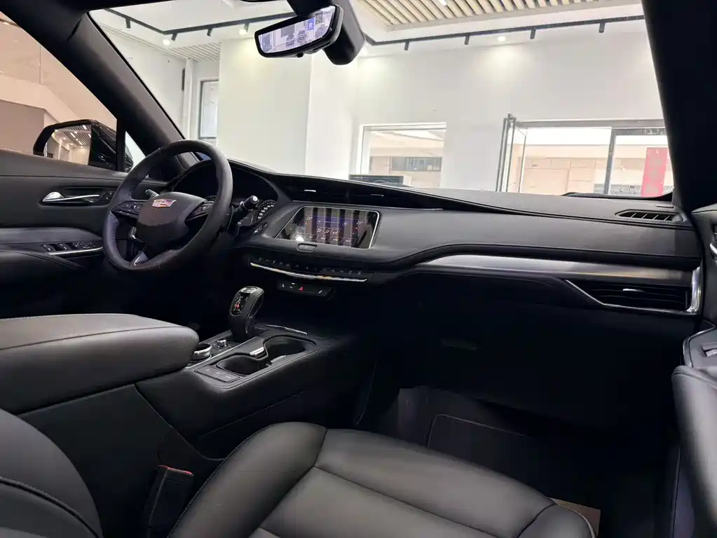 Cadillac XT4 — фото 8