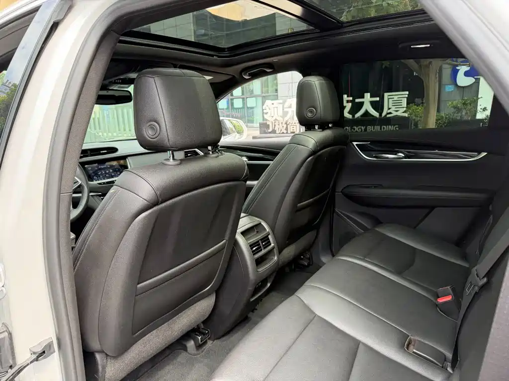 Cadillac XT5 — фото 11