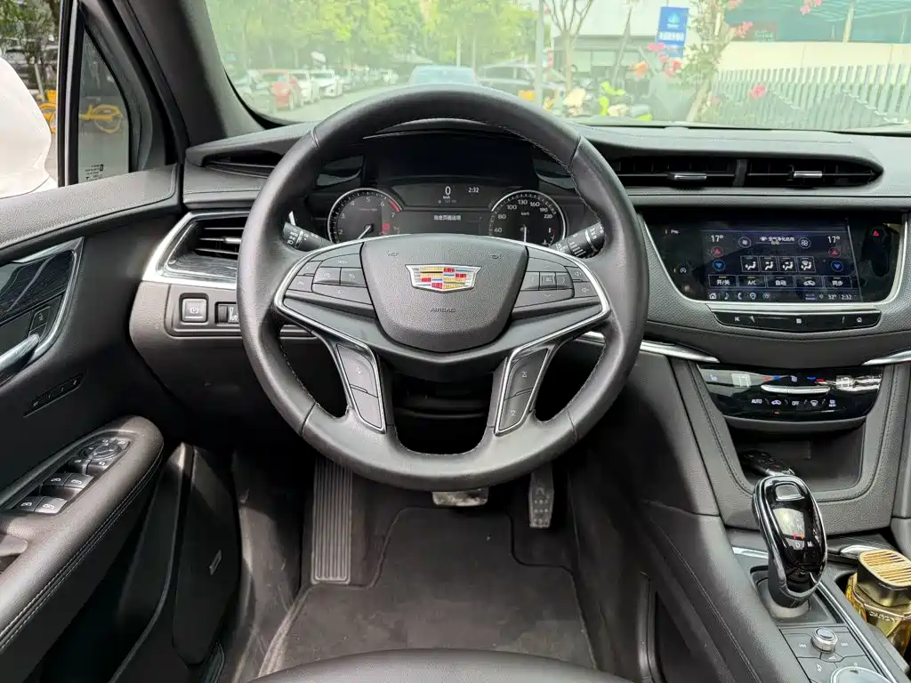 Cadillac XT5 — фото 14