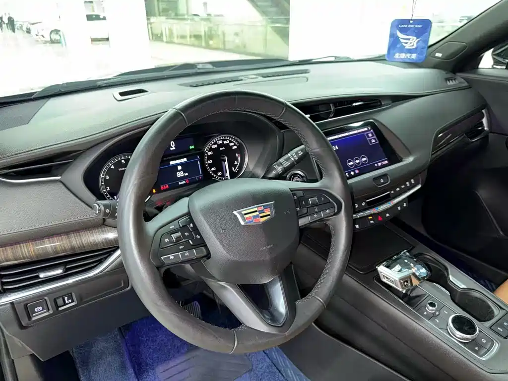 Cadillac XT4 — фото 9