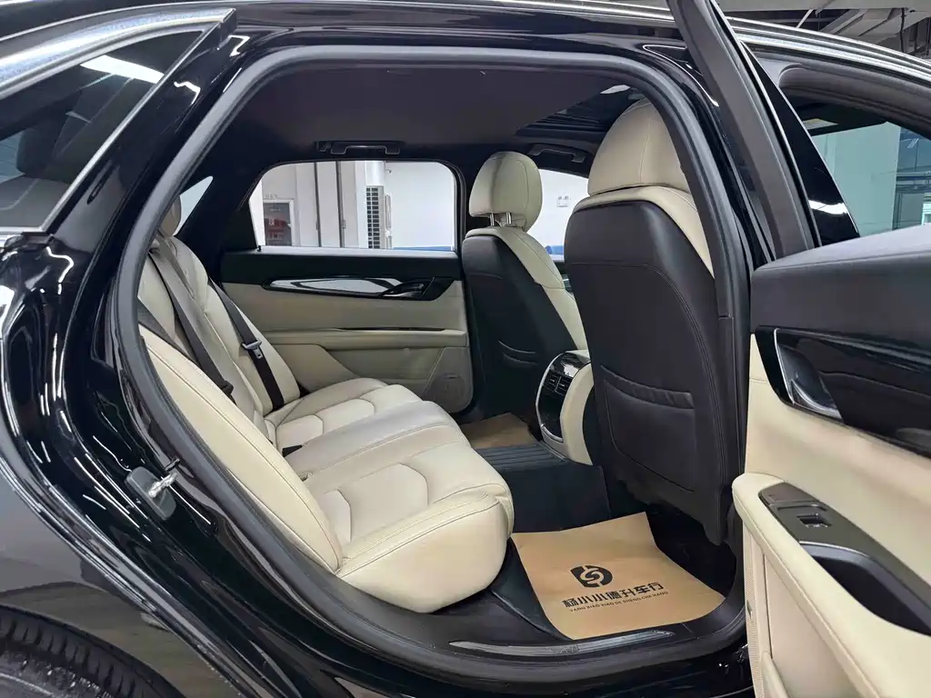 Cadillac CT6 — фото 20
