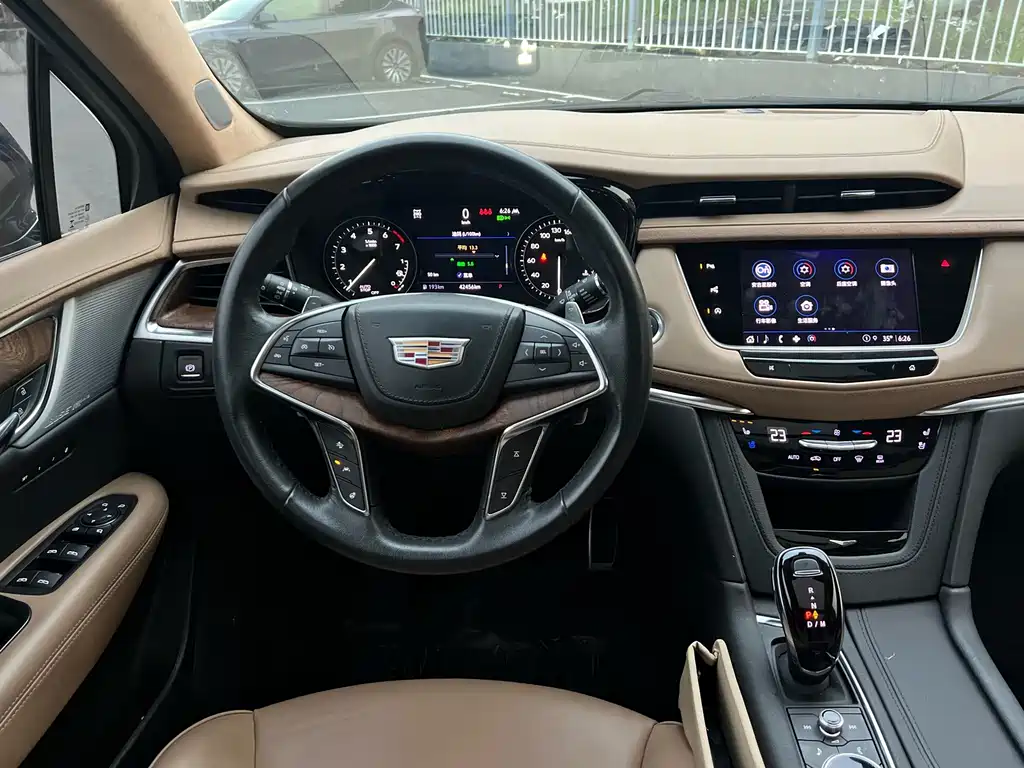 Cadillac XT5 — фото 11