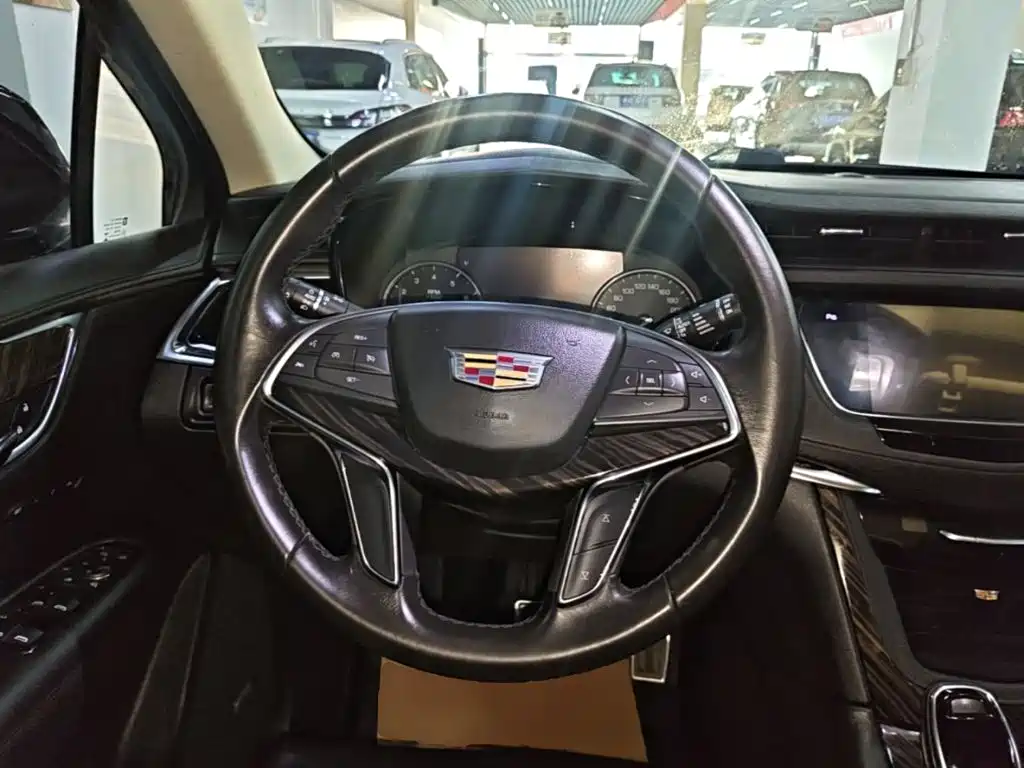 Cadillac XT5 — фото 11