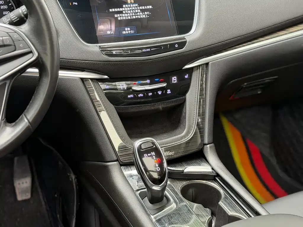 Cadillac XT5 — фото 14