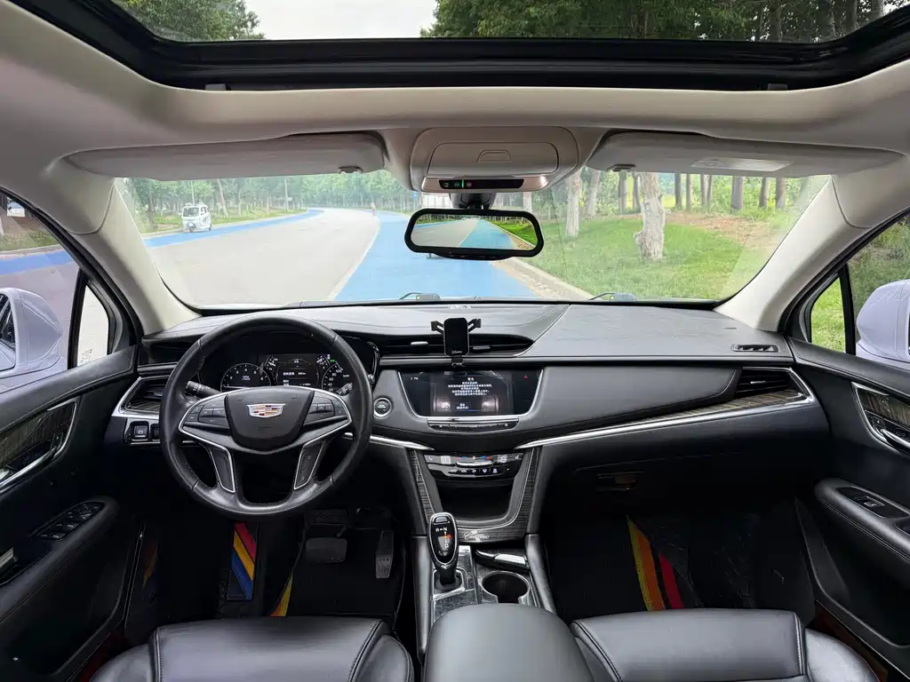 Cadillac XT5 — фото 15