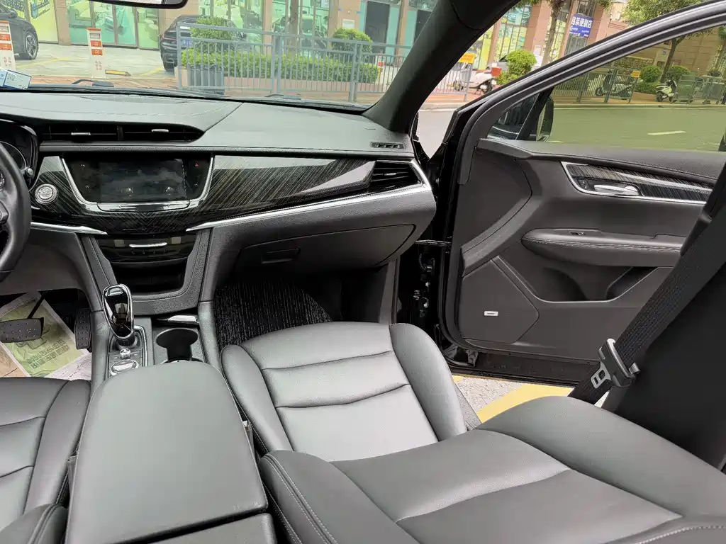 Cadillac XT6 — фото 33