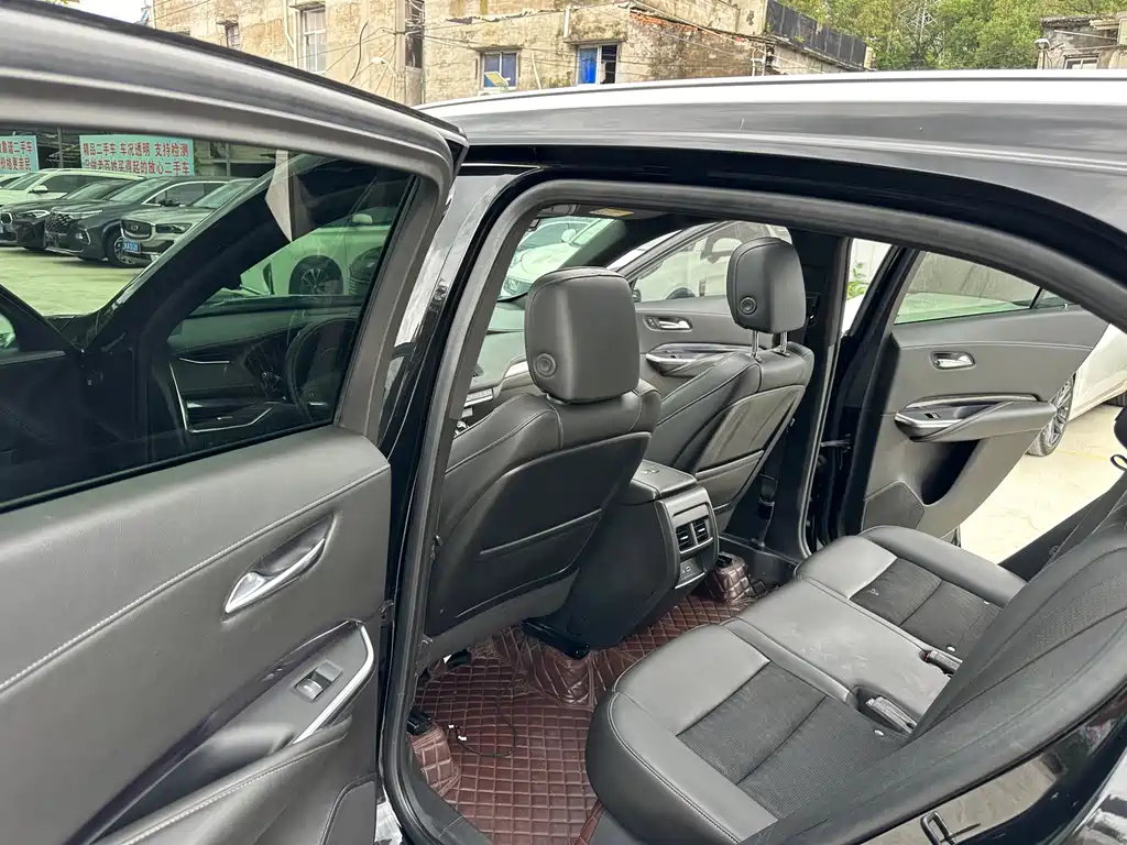 Cadillac XT4 — фото 8