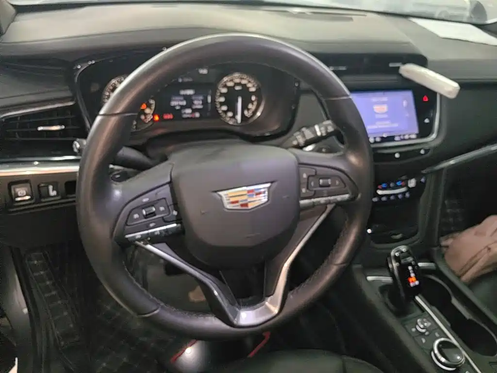 Cadillac XT6 — фото 11
