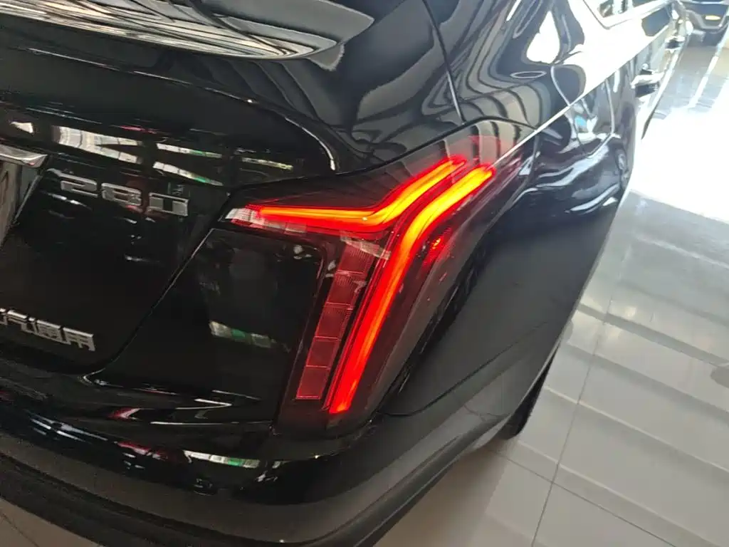 Cadillac CT5 — фото 8