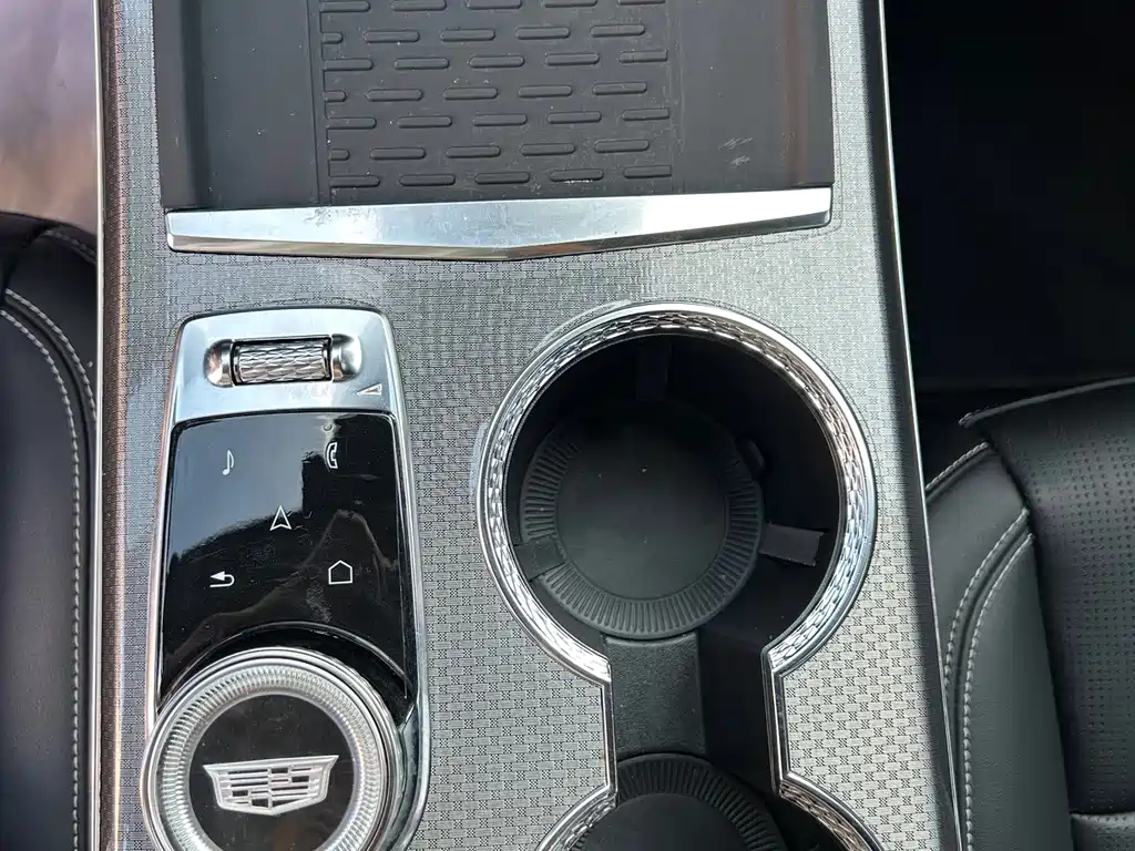 Cadillac XT5 — фото 24