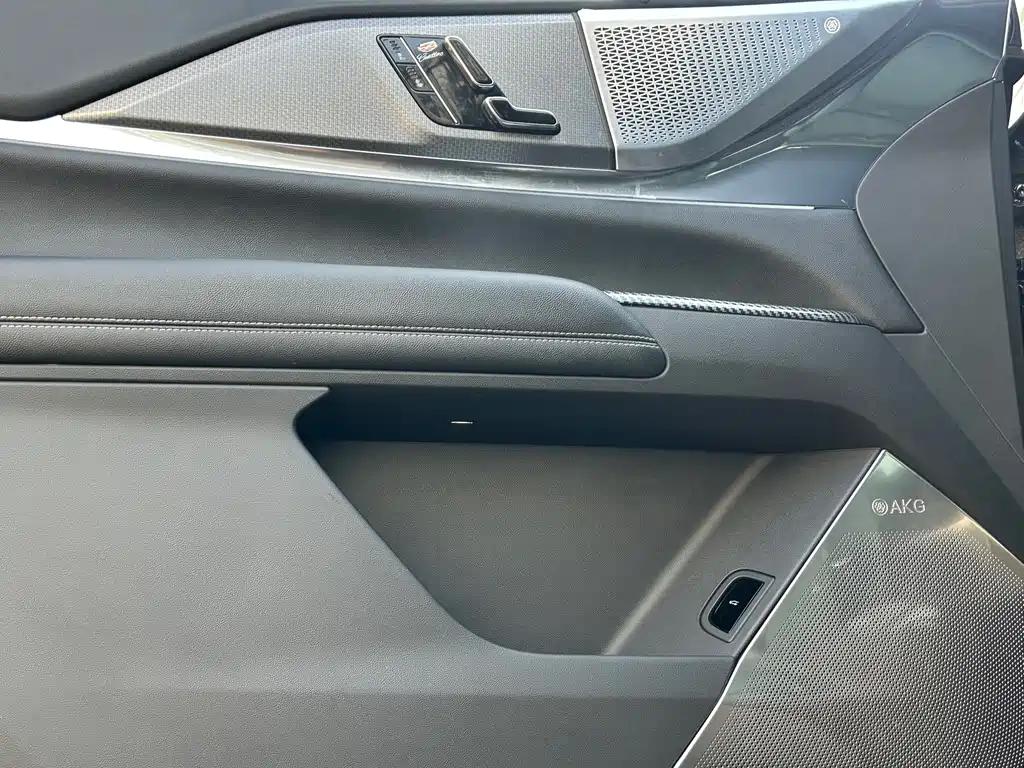 Cadillac XT5 — фото 26