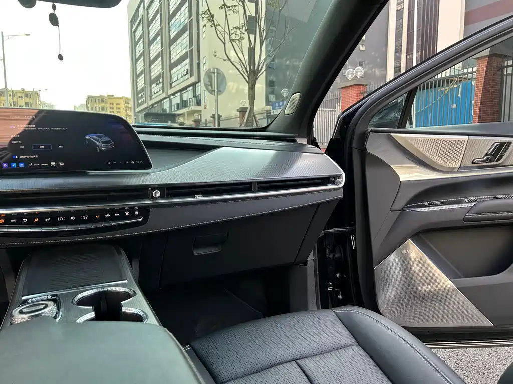 Cadillac XT5 — фото 31