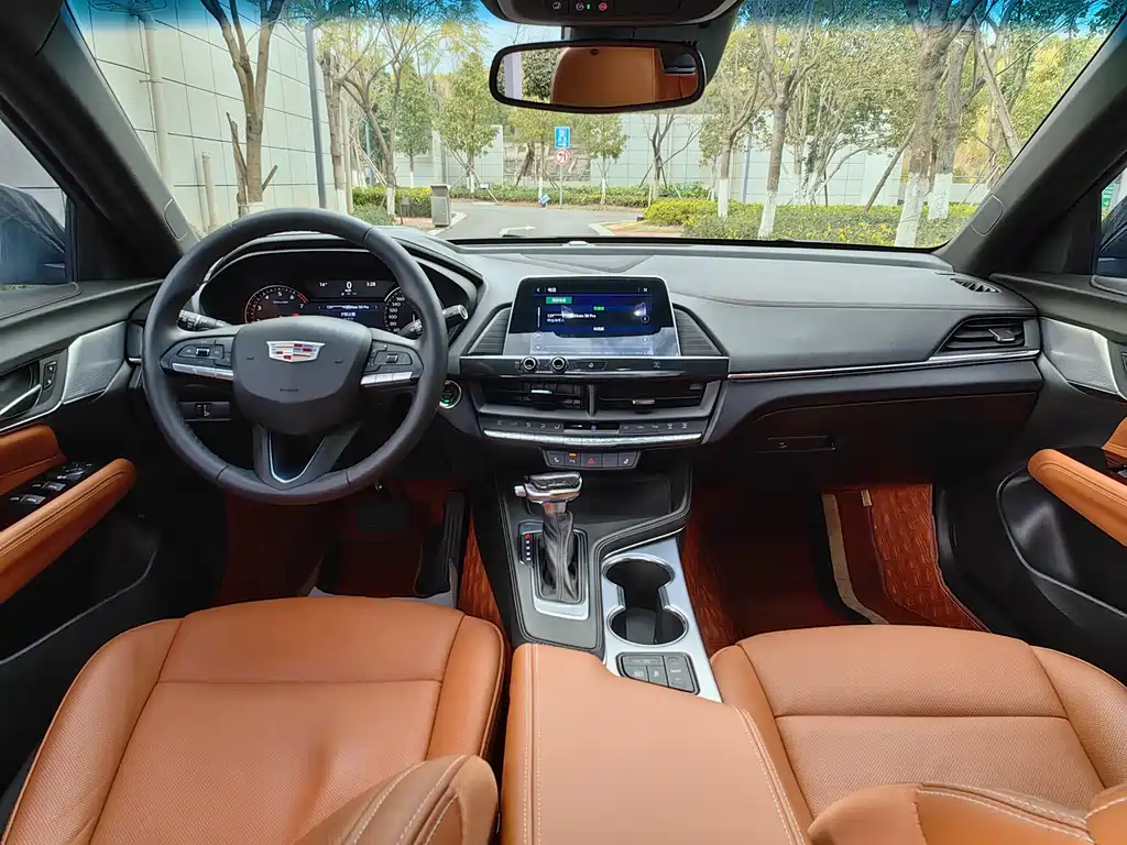 Cadillac CT4 — фото 8