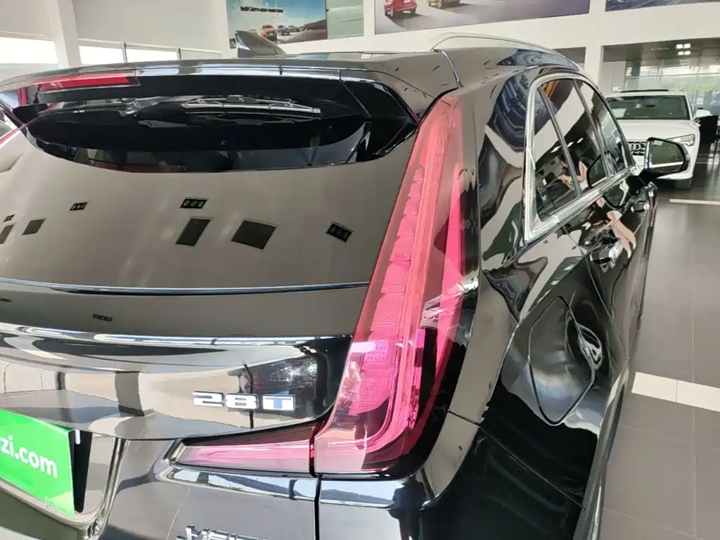 Cadillac XT4 — фото 8