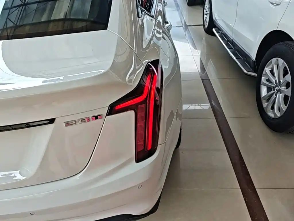 Cadillac CT5 — фото 24