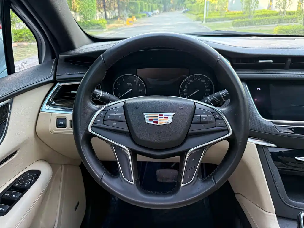 Cadillac XT5 — фото 14