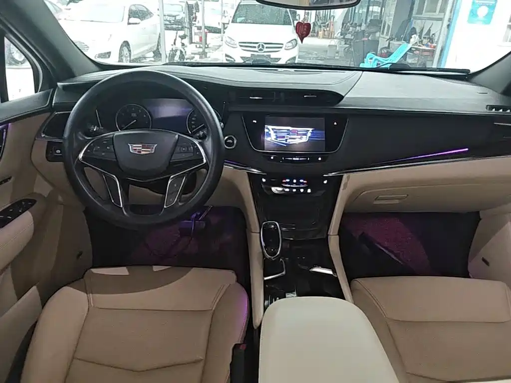 Cadillac XT5 — фото 10