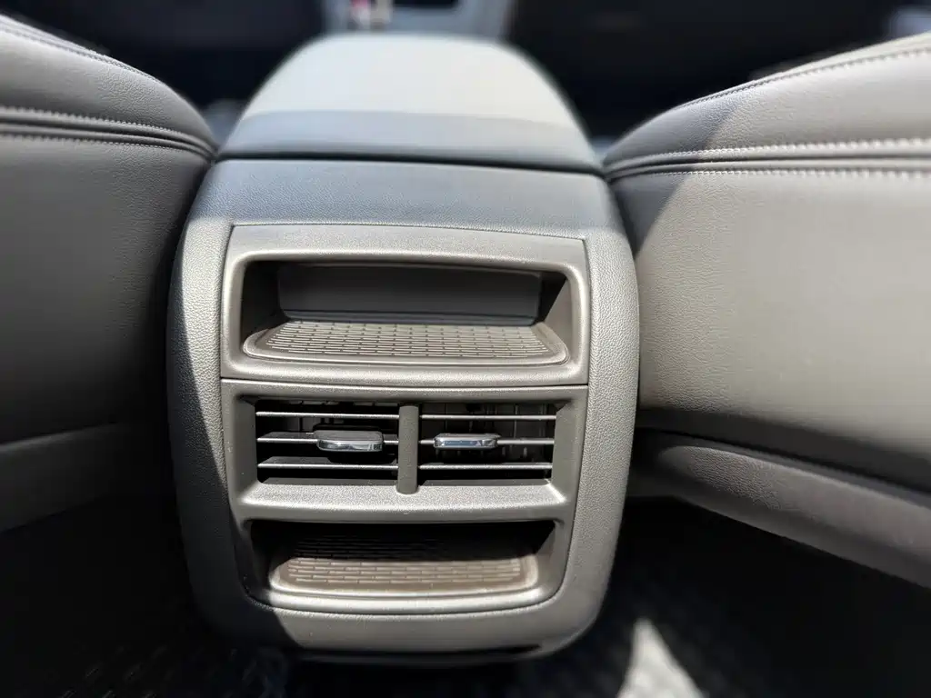 Cadillac XT5 — фото 11