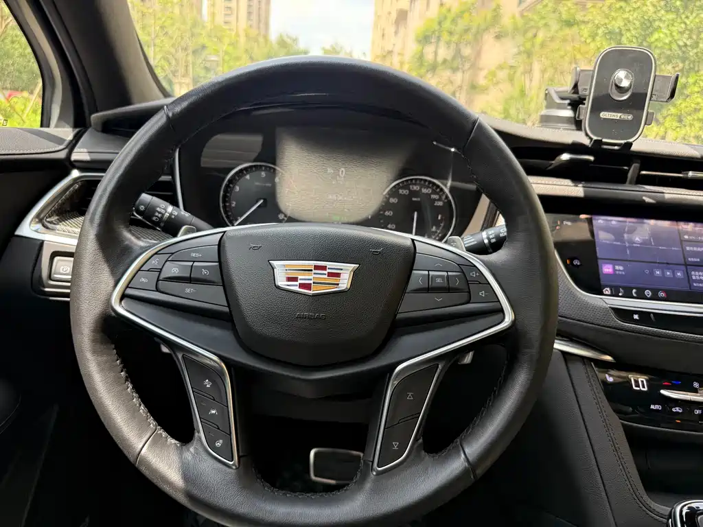 Cadillac XT5 — фото 14