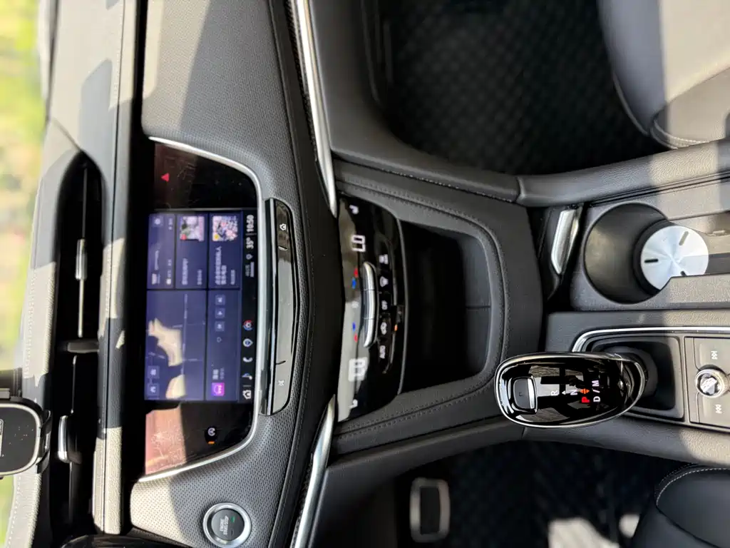 Cadillac XT5 — фото 15