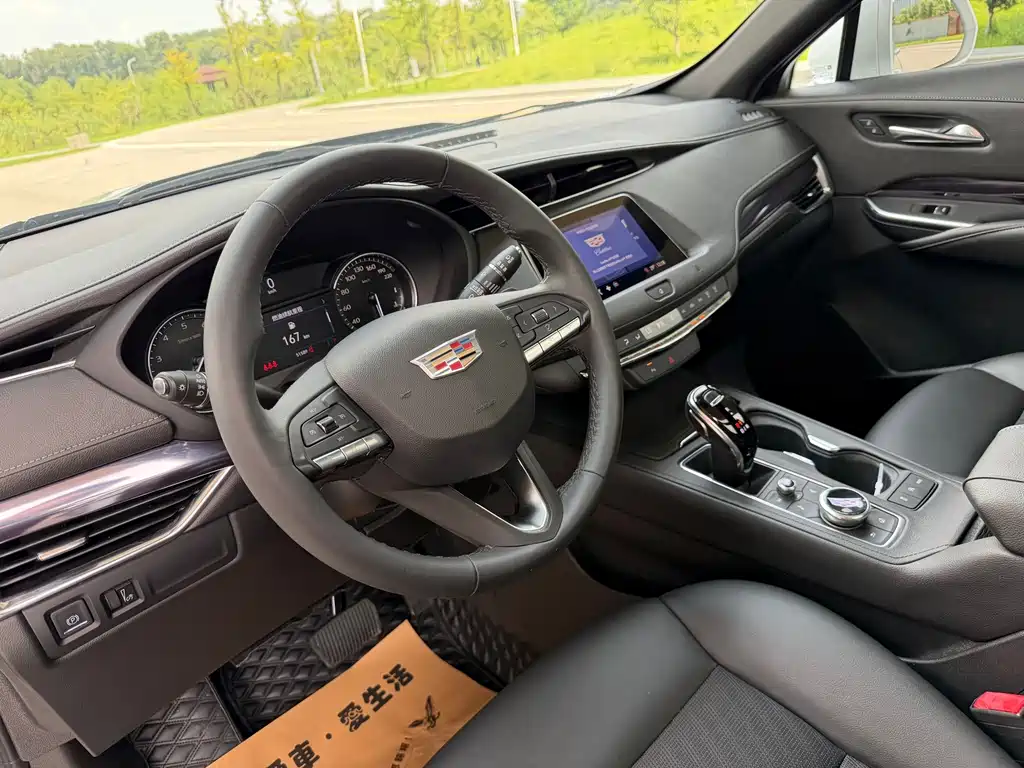 Cadillac XT4 — фото 6