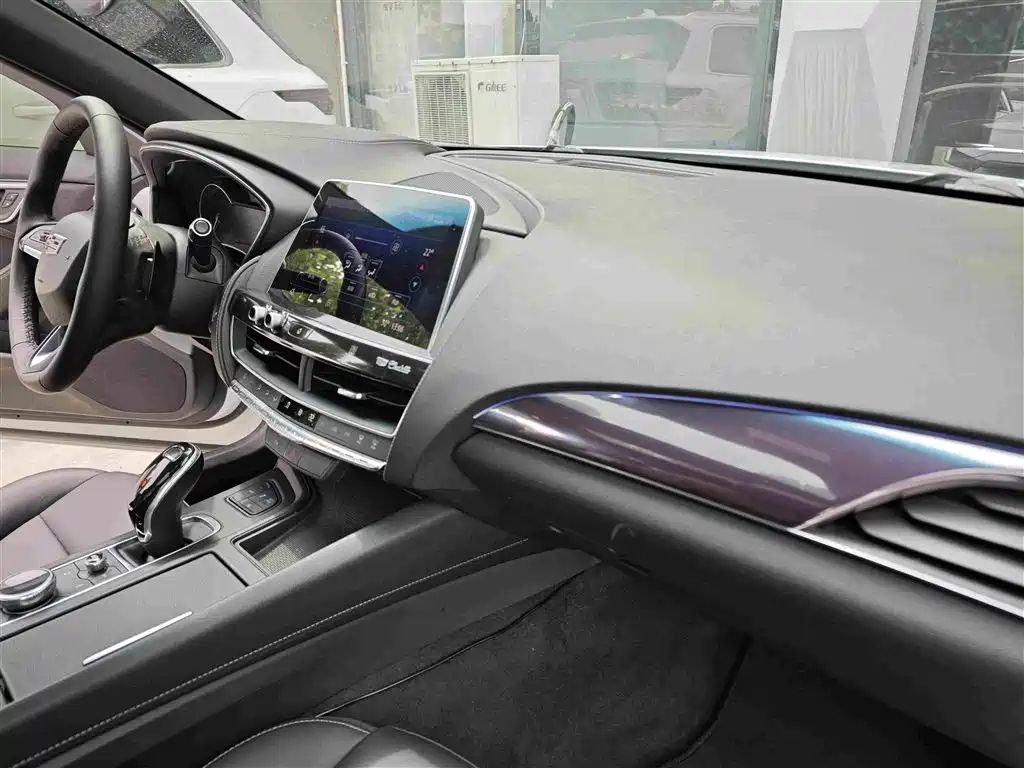 Cadillac CT5 — фото 10