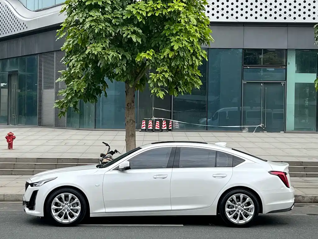 Cadillac CT5 — фото 8