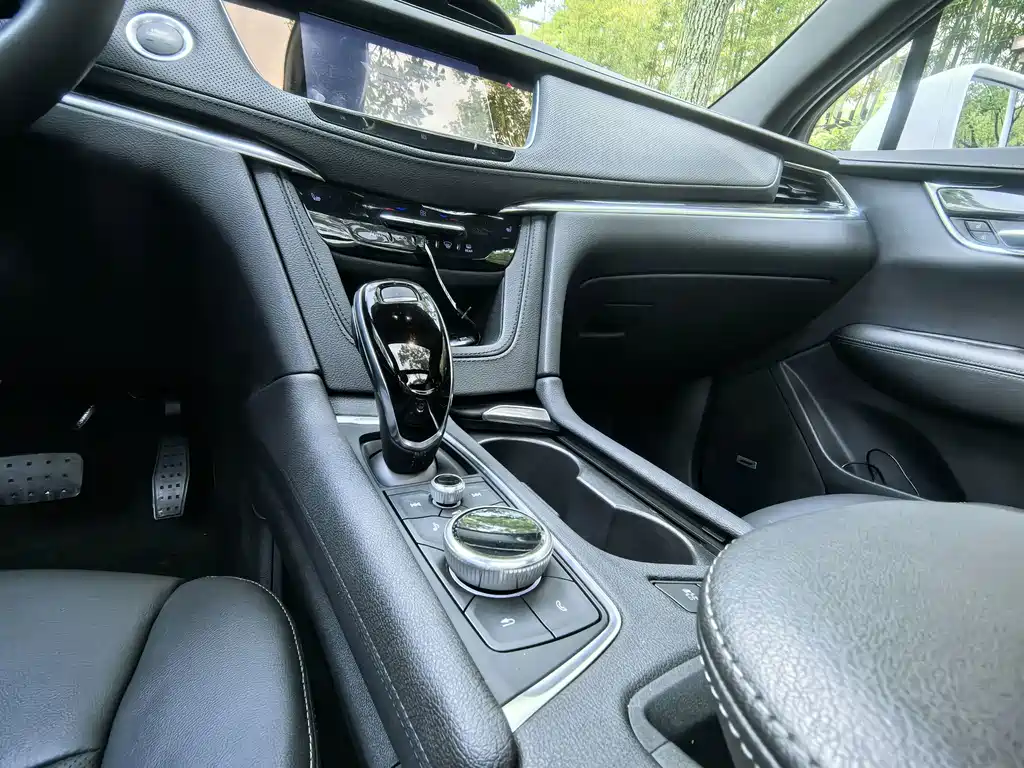 Cadillac XT5 — фото 10