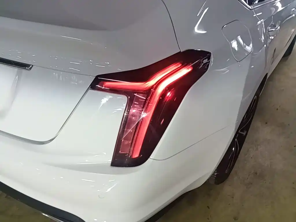 Cadillac CT5 — фото 8