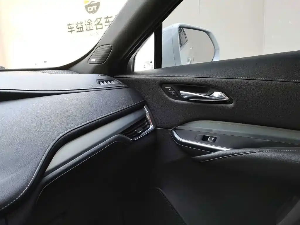 Cadillac XT4 — фото 11