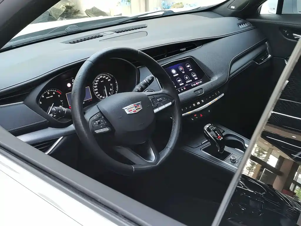 Cadillac XT4 — фото 7