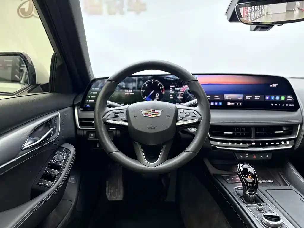 Cadillac CT5 — фото 8