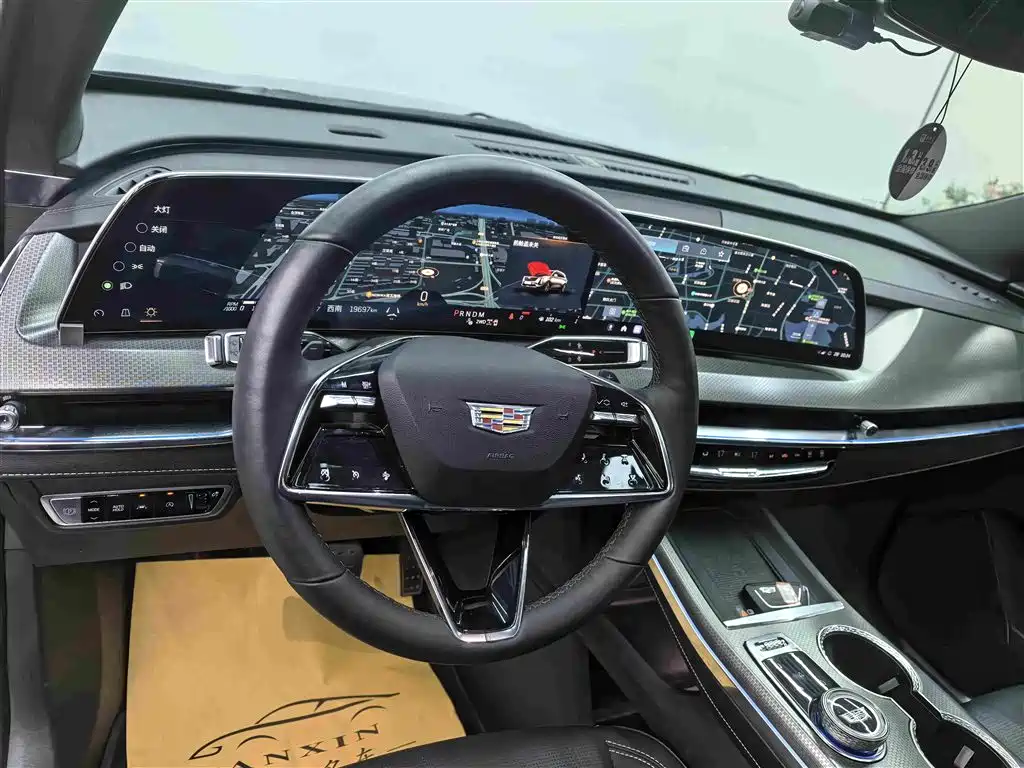 Cadillac XT5 — фото 8