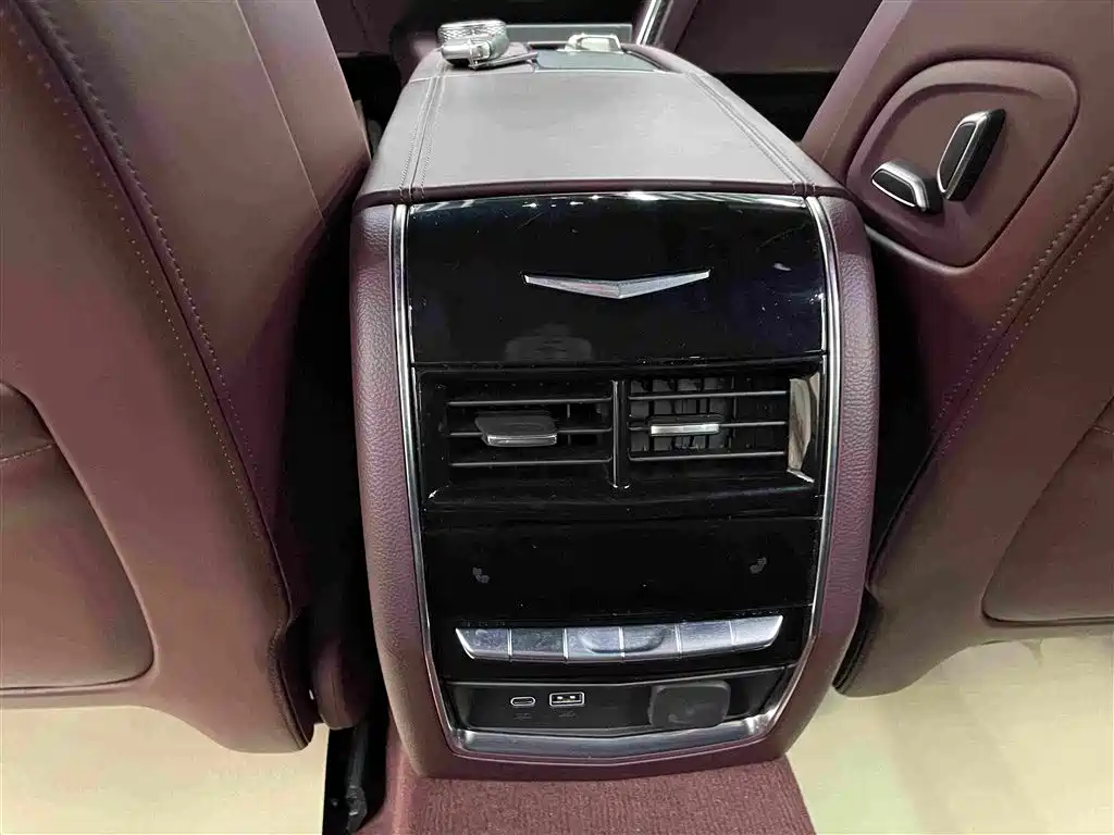 Cadillac CT6 — фото 18