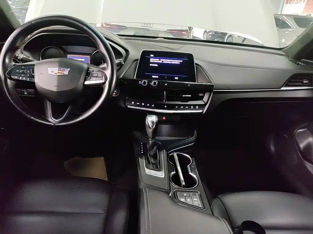 Cadillac CT4 — фото 31