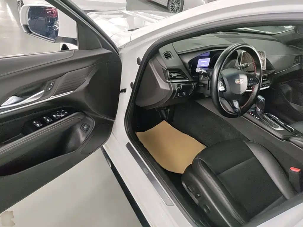 Cadillac CT4 — фото 37