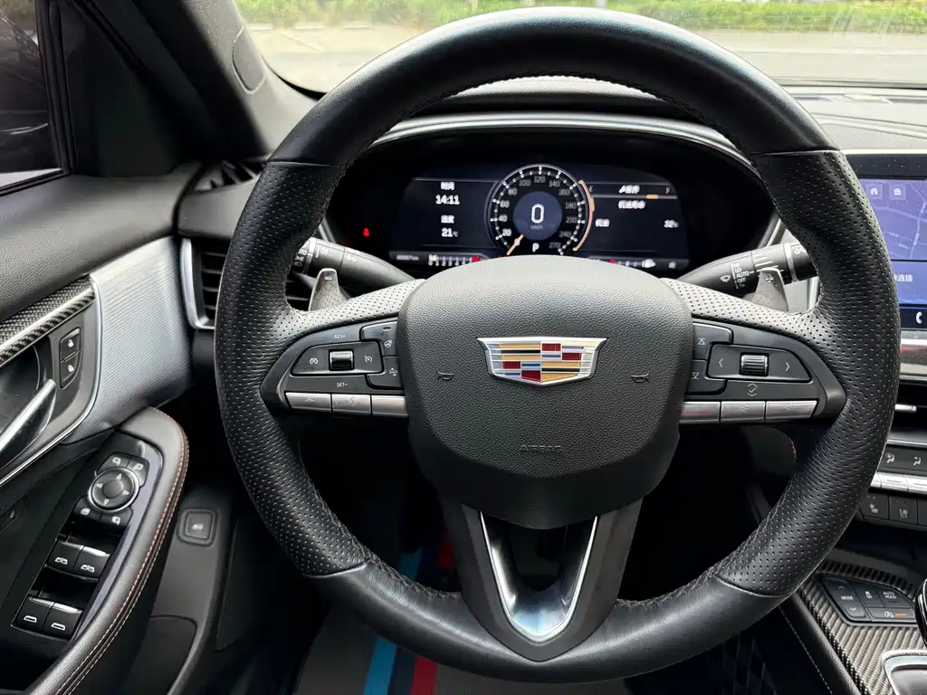 Cadillac CT5 — фото 15