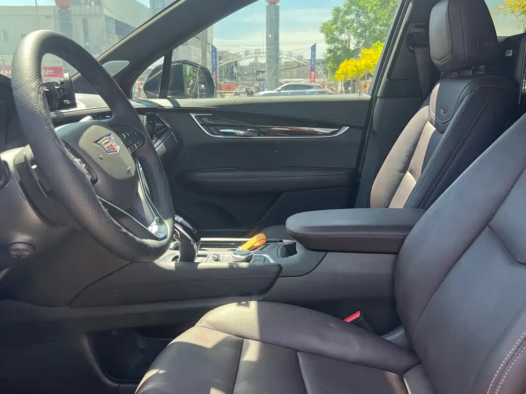 Cadillac XT6 — фото 10