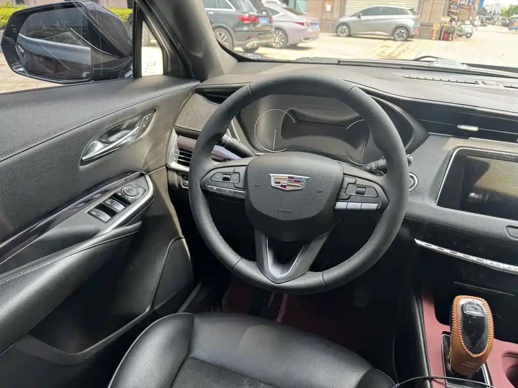 Cadillac XT4 — фото 7