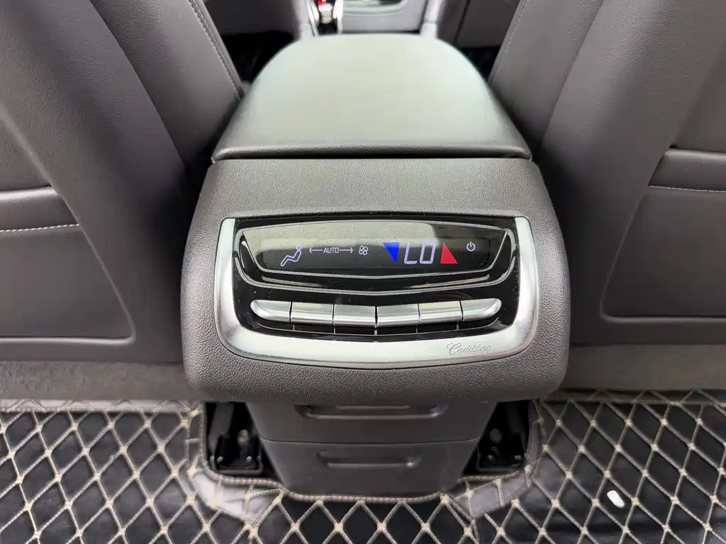 Cadillac XT6 — фото 31