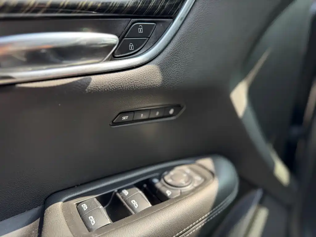 Cadillac XT6 — фото 10