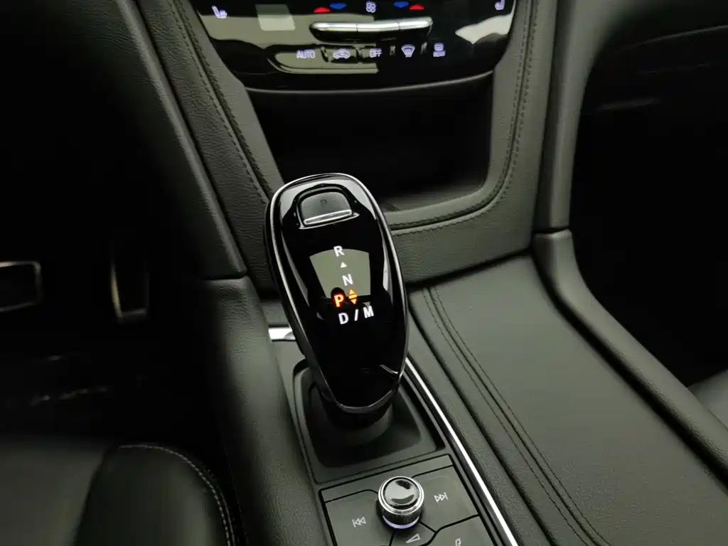 Cadillac XT5 — фото 13